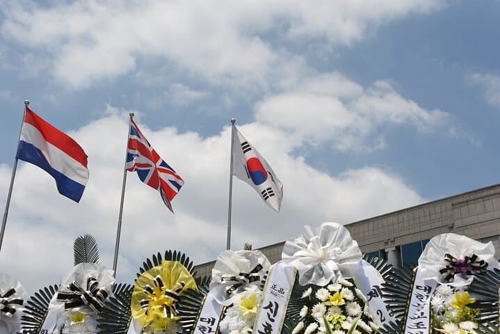 DMZ Korean War Tour with North Korean Defector in War Memorial