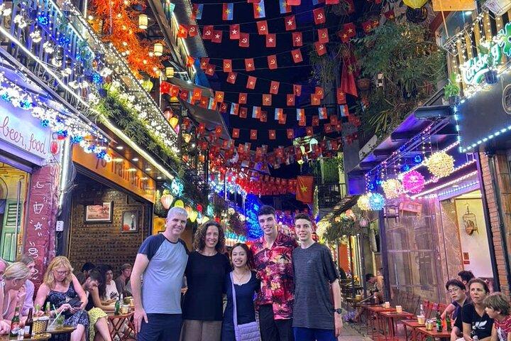 Hanoi: Walking food tour & Train Street visit small group