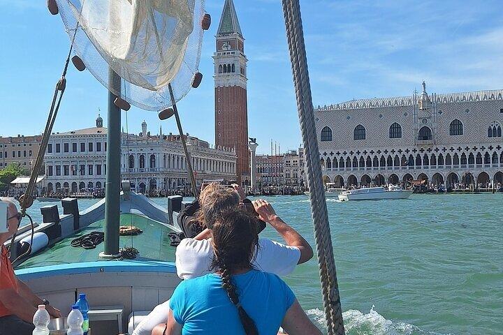 Classic Venetian Boat Tour to Explore the Lagoon and Islands