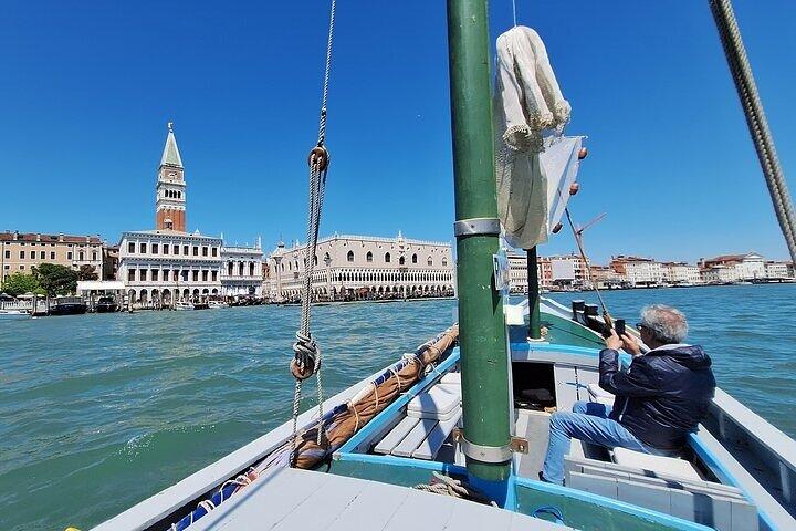 Classic Venetian Boat Tour to Explore the Lagoon and Islands