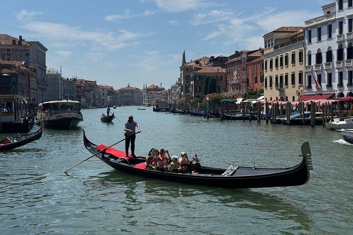 Gondola Ride with Private Walking Tour in Venice