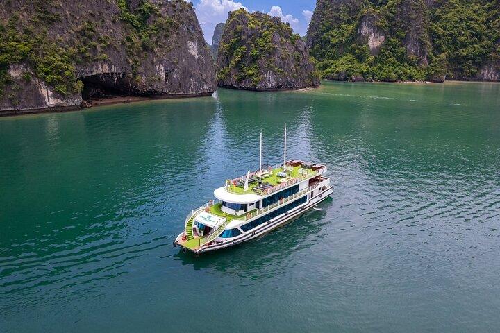 Ha Long Bay Luxury Day Cruise – Jacuzzi, Kayaking, Party & Buffet