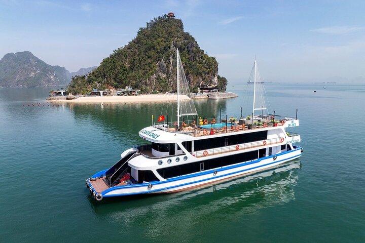 From Hanoi : Luxury Cruise 7h Halong Bay with Jacuzzi & Limousine