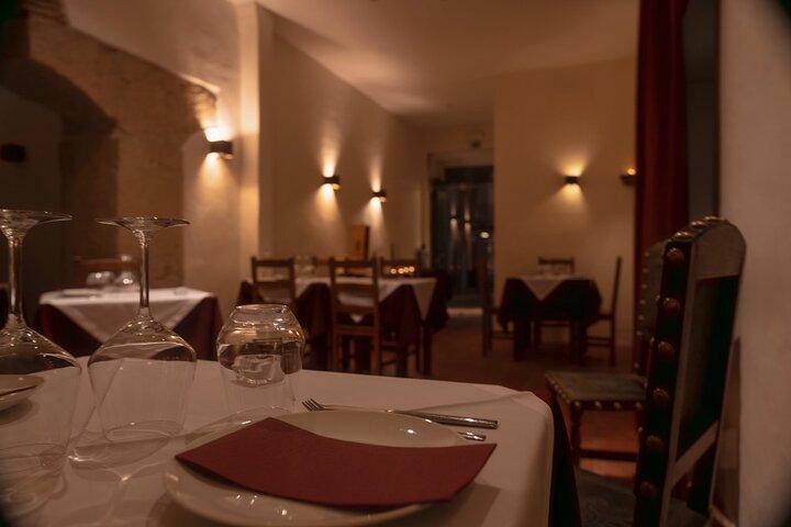 Lisbon: Dinner with Rising Stars of Fado at Canto do Poeta