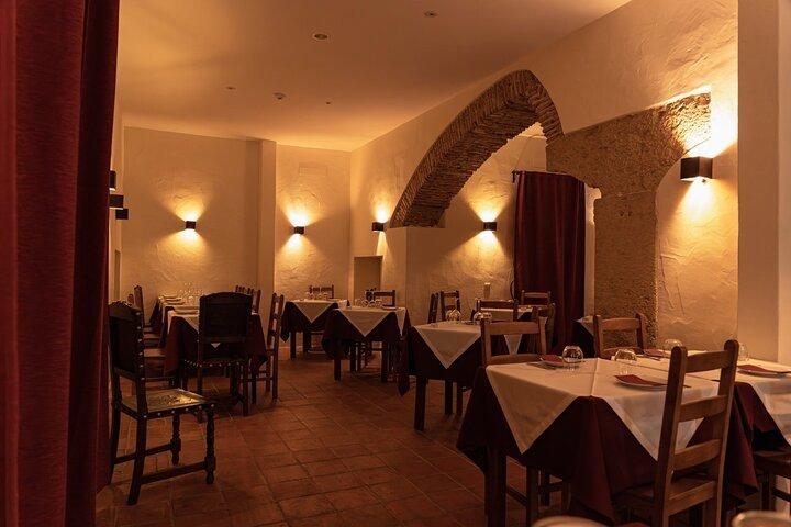 Lisbon: Dinner with Rising Stars of Fado at Canto do Poeta