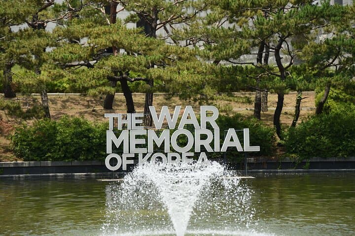 DMZ Korean War Tour with North Korean Defector in War Memorial
