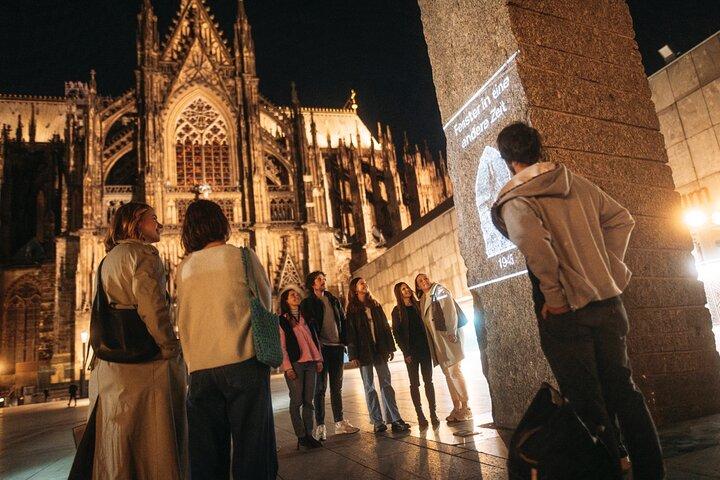 Cologne: Cathedral and Old Town in the Evening Interactive Tour with Beamer