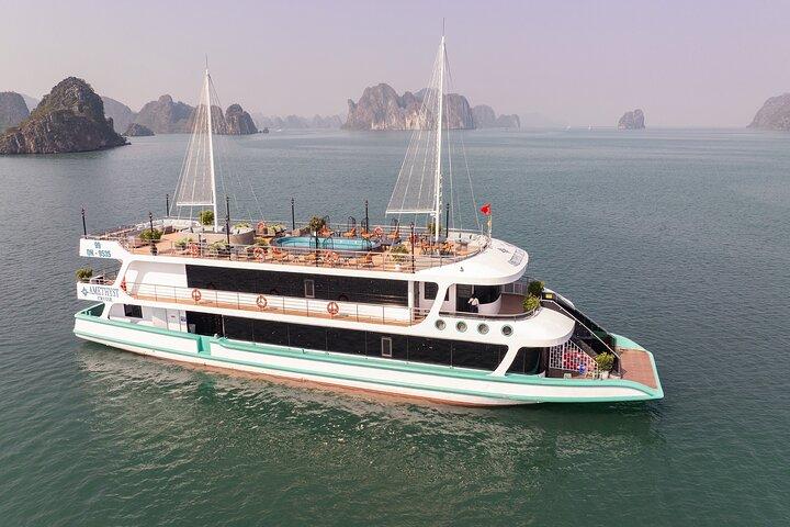 From Hanoi: Full-Day Halong 5-Star Cruise with Jacuzzi& Limousine
