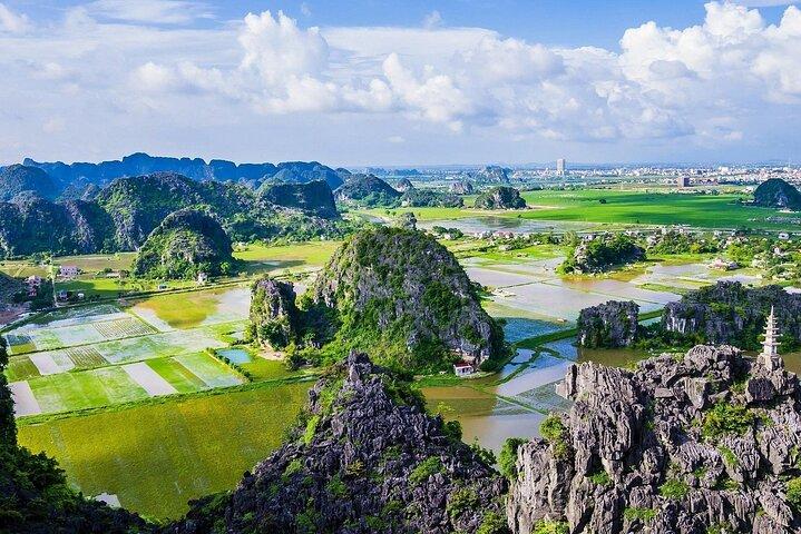 Full-Day Explore Hoa Lu, Tam Coc, Mua Cave with Buffet, Limousine