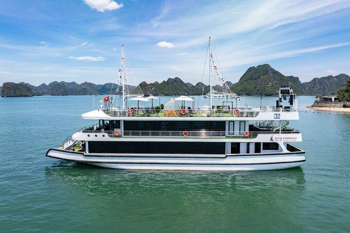 Hanoi to Ha Long Bay: Luxury Otis Day Cruise with Limousine