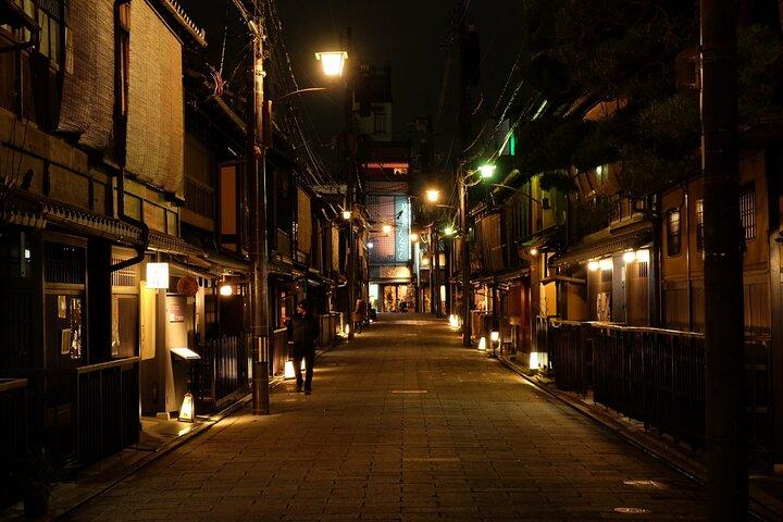 Kyoto: Gion Night Walking Tour with Geisha Insight
