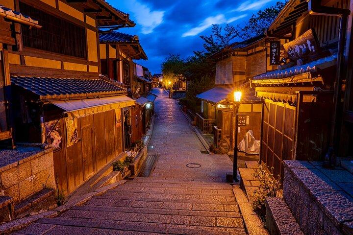 Kyoto: Gion Night Walking Tour with Geisha Insight