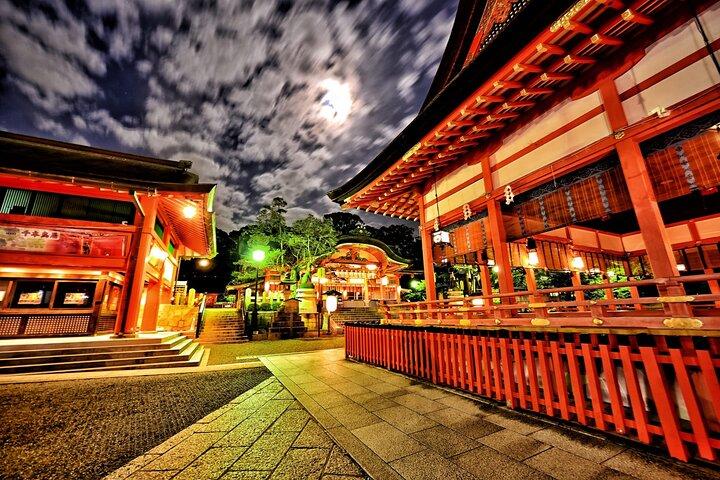 Kyoto: Gion Night Walking Tour with Geisha Insight
