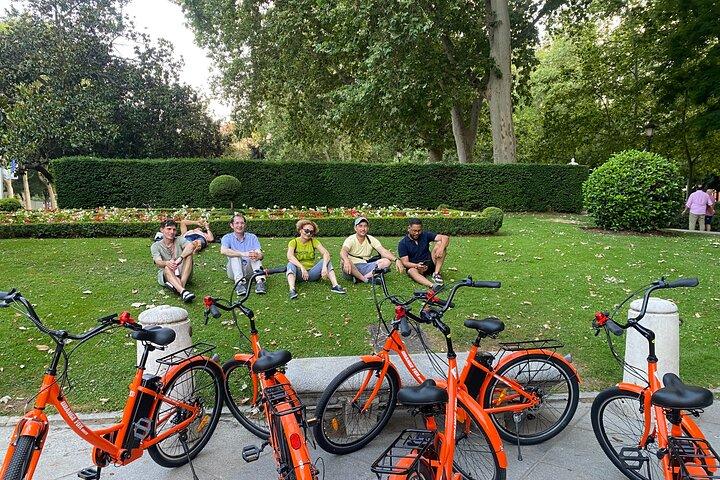 Madrid Guided Bike Tour in Plaza Mayor, Retiro Park and More