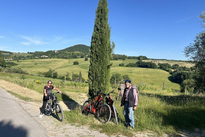 E-Bike Tour in the Tuscan Hills with Wine Tasting