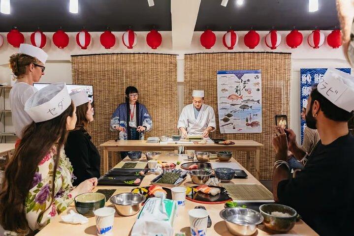 Tokyo Tsukiji Fish Market Tour & Sushi Making class with Pro Chef