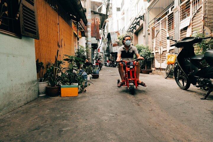 Early Riser Walk: Grandma Noodles, Cafe, Exotic Fruits & History