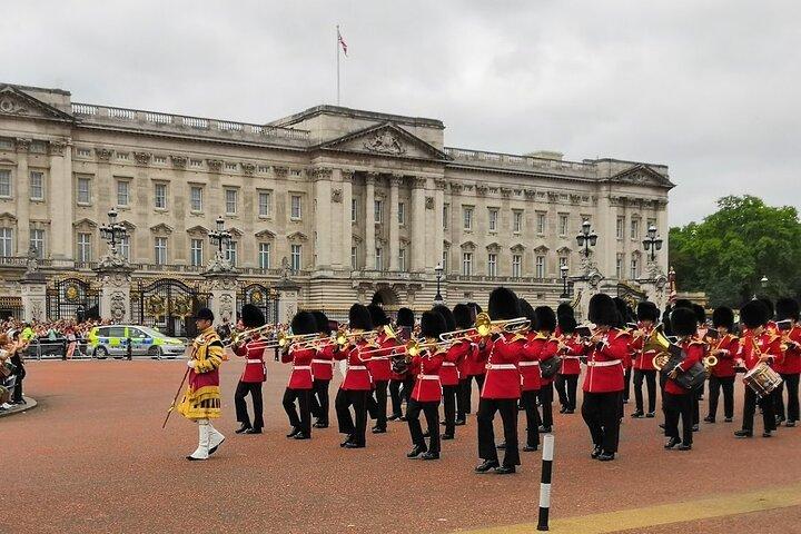 Small Group Changing the Guard & Buckingham Palace tickets