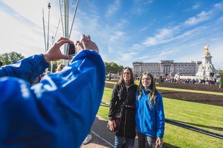 Small Group Changing the Guard & Buckingham Palace tickets