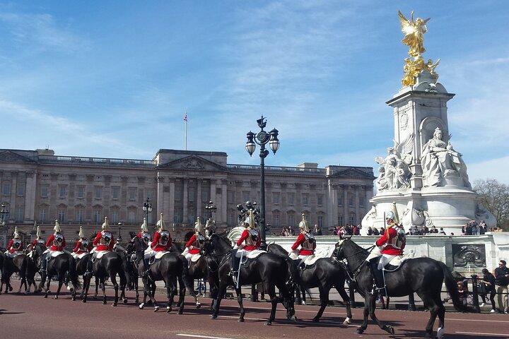 Small Group Changing the Guard & Buckingham Palace tickets
