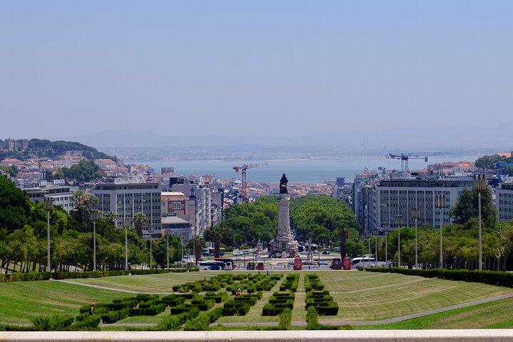 Lisbon Full Day Experience on сomfortable minivan