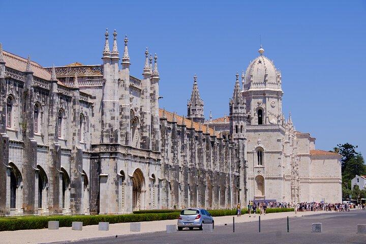 Lisbon Full Day Experience on сomfortable minivan