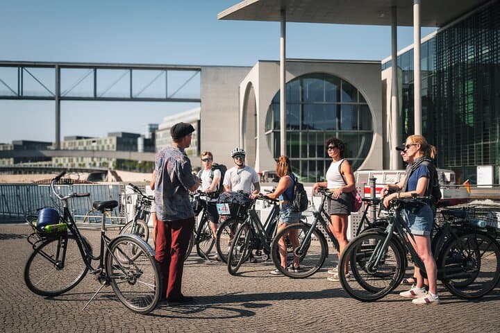 Berlin: Guided Bike Tour to Explore the Highlights
