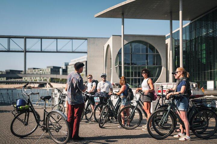 Berlin: Guided Private Bike Tour to Explore the Highlights