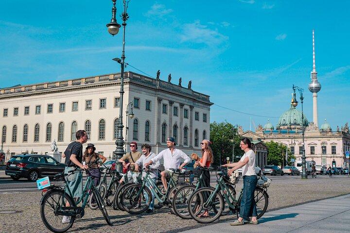 Berlin: Guided Private Bike Tour to Explore the Highlights