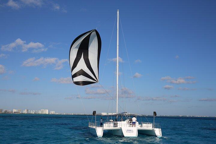 Catamaran to Isla Mujeres Snorkeling, Beach Club and Lunch Tour