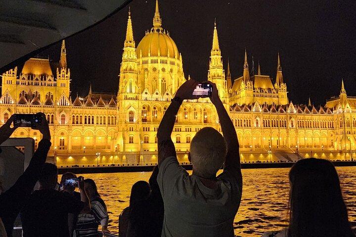 Sightseeing Cruise on the Danube with Audio Guide in Budapest