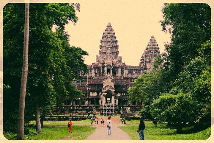 Angkor Wat Sunrise Small Group Tour