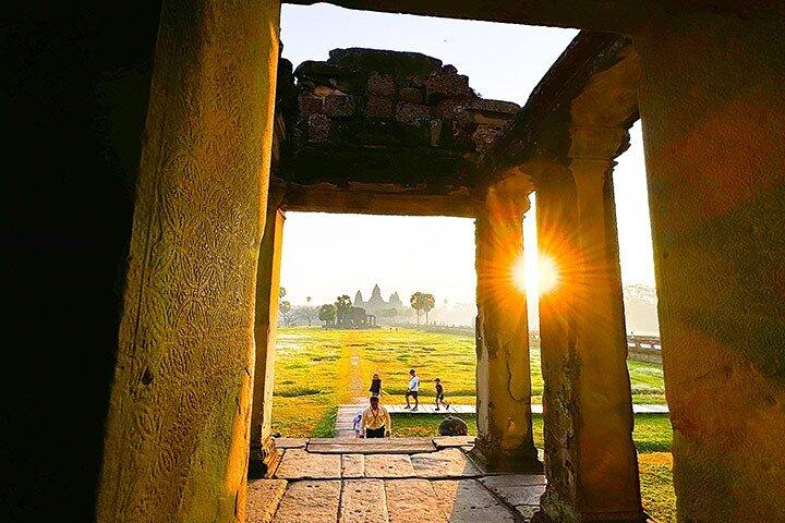 Small-Group Angkor Wat Sunrise Tour with Breakfast