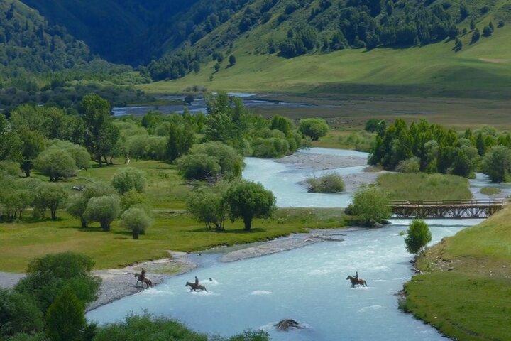 2-Day Private Nomadic Adventure: Master the Gallop & Hidden Lakes