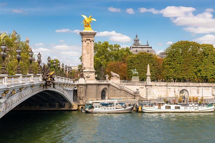 Arc de Triomphe and Champs Élysées Walking Tour