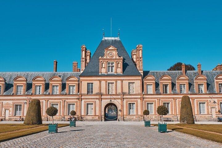 Fontainebleau Castle Tour 4 Hour Roundtrip Tour from Paris