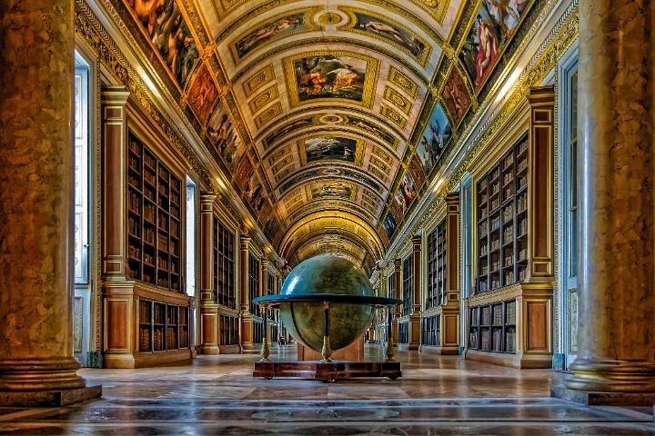 Fontainebleau Castle Tour 4 Hour Roundtrip Tour from Paris