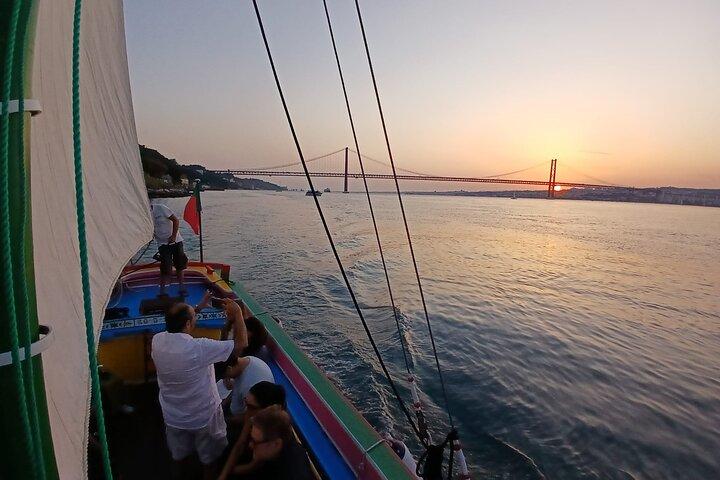 Cruise in Lisbon on the traditional boat of 1895 with drinks (2h)
