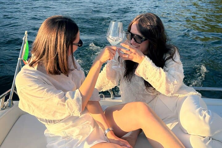 Boatparty Shared Tour on Lake Como–2 Hours of Villas, Wine & Swim