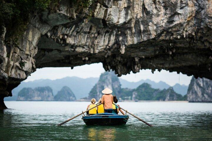 5-Star Ha Long Bay Cruise with Kayaking & Buffet Lunch from Hanoi