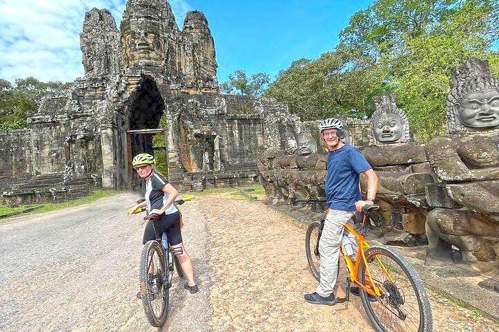 Angkor Wat Sunrise or Sunset Tour with Guide