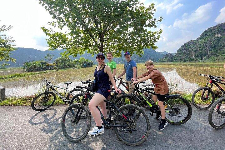Hanoi: Hoa Lu, Trang An & Mua Cave Luxury Small Group Tour