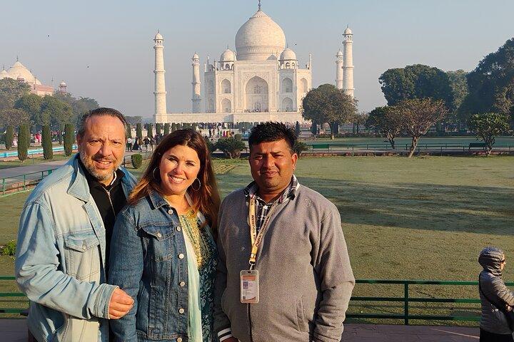 Taj mahal Agra - Skip the line entry with Licensed Tour Guide