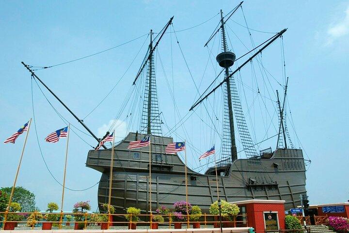From Singapore: Private Malacca day tour (via drive-thru border)