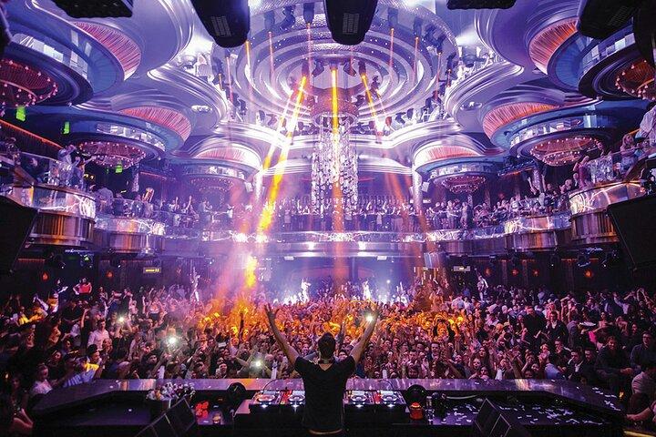 Las Vegas Club Crawl with Party Bus and Free Drinks