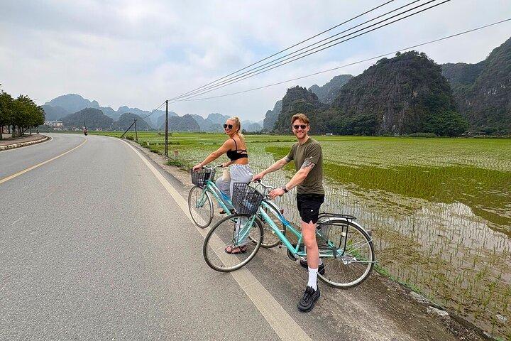 Luxury Day Tour from Hanoi: Hoa Lu, Trang An & Mua Cave Viewpoint