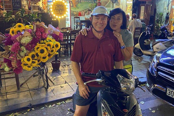 Hanoi After Dark by Motorbike: Street Foods & Nightlife (4 hours)