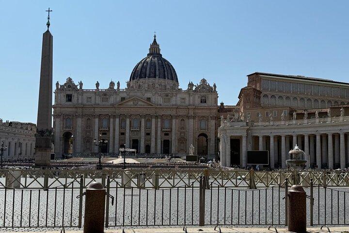Guided tour of St. Peter's Basilica in different languages