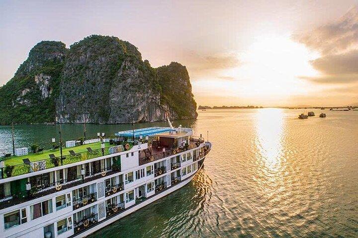 Hanoi : Halong Bay Overnight on 5-Star Verdure Lotus Cruise