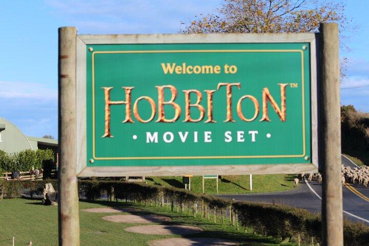 3 Day Hobbiton Rotorua Waiotapu Taupo and Waitomo Caves Tour